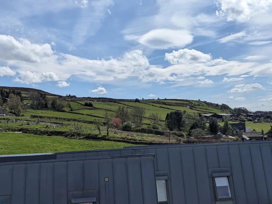 Spacious Hilltop Above Holiday home